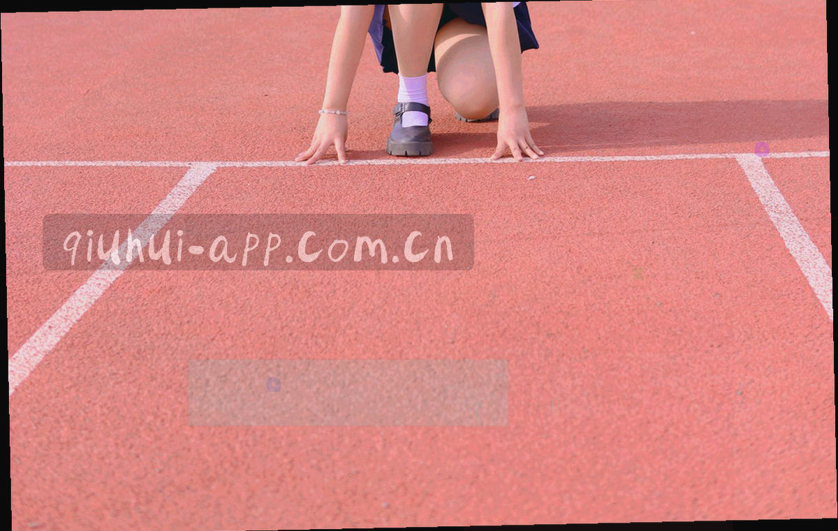 深蓝底色上三栏数据面板的抽象界面剪影，无真人出现